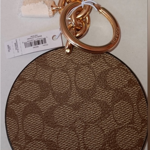 NEW COACH "BAD GIRLS CLUB"
KEYCHAIN AND DOGLEASH CLIP - Picture 4 of 6